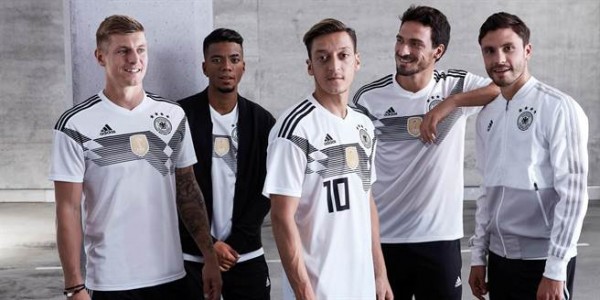 Primeiro-ministro alemão recebe a equipe alemã de futebol